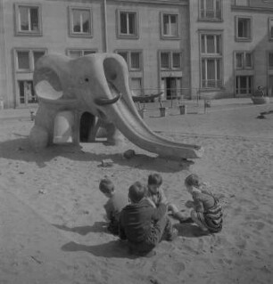 Dresden. Innenhof der Bebauung zwischen Weißer Gasse und Gewandhausstraße mit kleinem Spielplatz