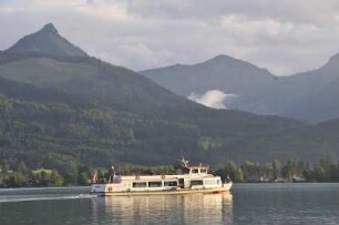 Sankt Wolfgang - Wolfgangsee : Sankt Wolfgang am Wolfgangsee im Salzkammergut gehört zu den bekanntesten Urlaubsorten Österreichs. Bild: ein Ausflugsschiff fährt am Abend über den Wolfgangsee. 2008
