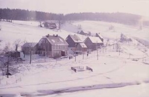 Blick auf eine Ortschaft im Erzgebirge im Winter