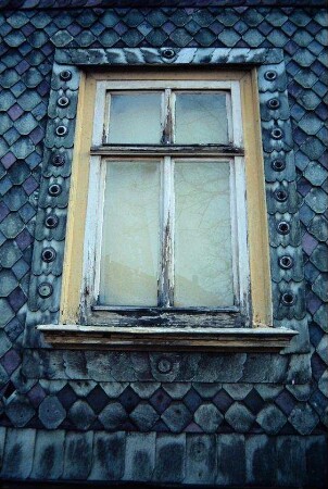 Fenster in Schieferfassade