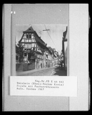 Weinheim. Straße mit Fachwerkhäusern