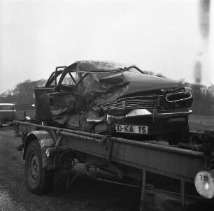 B 404: bei Nütschau: Verkehrsunfall: Zusammenstoß von zwei Pkws: Unfall-Pkw mit eingedrückter Karosserie auf Hänger von Abschleppwagen: an Straßenrand Glassplitter: hinten links Kleintransporter, 2. März 1974
