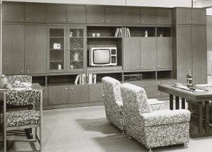 Anbauwand : Wohnzimmermöbel (1978; VEB Möbelkombinat Eisenberg). Anbauwand, Eßplatz und Sitzgruppe mit Couchtisch