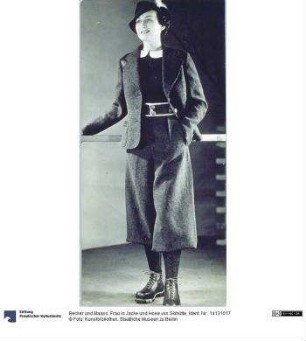 Frau in Jacke und Hose von Skihütte