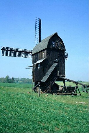 Rückseite der Bockwindmühle mit überdachter Treppe