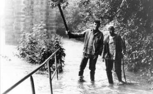 Görlitz. Obermühle, beim Hochwasser im Juli 1981 (links Herbert Krause, langjähriger Mühlenmitarbeiter), Repro