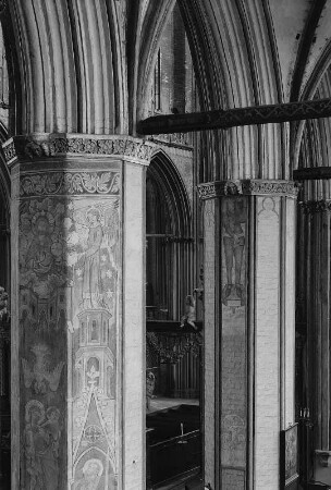 Stralsund. St.-Nikolai-Kirche, Arkadenpfeiler des Langhauses, im Vordergrund der "Bunte Pfeiler"