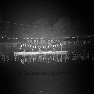Karpfenfest: Neuhöfer Teich: Nachtaufnahme: Lampionkorso der Reinfelder Rudergemeinschaft: Vierer-Ruderboot, mit Lampionkette geschmückt: im Hintergrund Zuschauer am Ufer, Lichterkette, Spiegelungen, 10. Oktober 1965