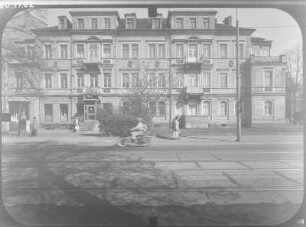 Dresden-Neustadt, Antonstraße 14/16. Wohn- und Geschäftshaus mit Bahnhof-Apotheke (1864). Straßenfront