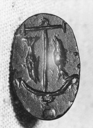 Siegelstein mit Anker und zwei Fischen