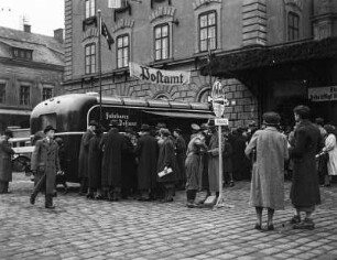 Reichenberg, Straßenszene : Reichenberg (Liberec/Tschechische Republik). Menschenansammlung an einem Postmobil