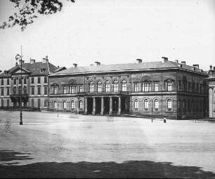Kassel, ehem. Rotes Palais (Rotes Schloss) am Friedrichsplatz, li. das Weiße Palais; Bromeis, Johann Conrad