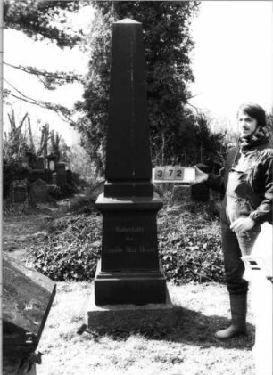 Grabstein 372 (Index: 100093475) Maße HxBxT: 263x55x55 cm Besonderheit: Doppelgrab für Eheleute: Grabstein 372
