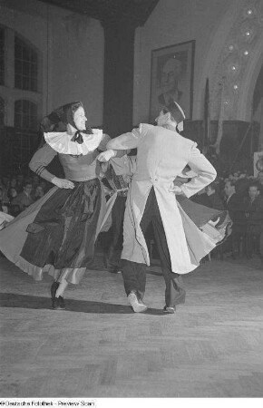 Tanzende Paare in Tracht bei einer Kulturveranstaltung der Gewerkschaft Handel