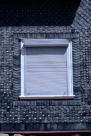 Fenster in schöner Schieferfassade