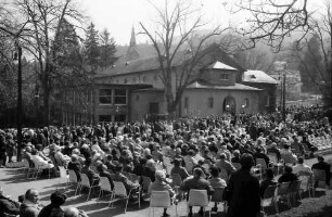 Badenweiler: Publikum beim Kurkonzert, Hintergrund Kurhaus