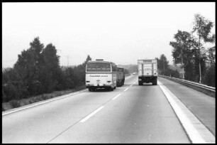 Lahr: Überholmanöver, Bus [Rauchfuß-Reisen], Lastwagen, PKW