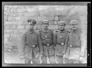 Vier "einjährige" Unteroffiziere der 11. Kompanie in Péronne (Dep. Somme, Frankreich), drei davon mit Eisernem Kreuz