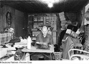 Der Schriftsteller Franz Führmann an seinem Arbeitsplatz in Märkisch-Buchholz