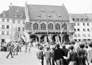 Freiburg: Münsterplatz, aufgebaute Luftballone vor dem Kaufhaus