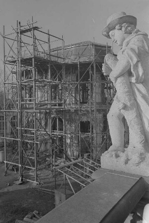 Dresden. Zwinger, Wiederaufbau, eingerüsteter Wallpavillon?