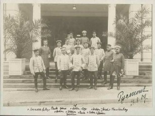 Pyrmont 1909, Treppenaufgang vor Hoteleingang (?), fünfzehn Offiziere in Uniform und Mütze, vorwiegend Brustbilder