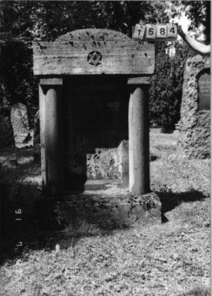 Grabstein 1584 [Hahn S. 37 Grab-Nr. 2297/98]