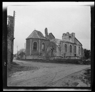 [Bailleul-Sir-Berthoult (Dep. Pas-de-Calais, Frankreich):] zerstörte Kirche [Saint-Jean-Baptiste] (Seitenansicht)