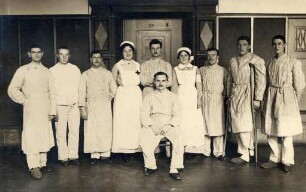 Erster Weltkrieg - Lazarett III Gewerbeschule Karlsruhe. Verwundete mit Schwestern und Pflegern