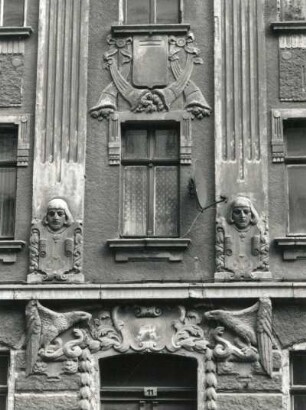 Leipzig-Lindenau, Helmholtzstraße 11. Wohnhaus. 1902. Fenster (1. OG)