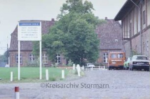 Gut: Lübecker Straße 6: ehemaliger Wirtschaftshof: Verwalterhaus: rechts Speicher