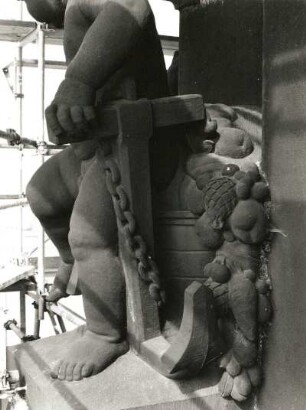 Putto mit Anker? und Früchten : Putto mit Anker? und Früchten. Sandstein (um 1905). Hüftstück. Dresden-Altstadt, Schloßplatz 1, Baustelle Ständehaus (Bauphase Substanzsicherung / Wiederaufbau Dach)