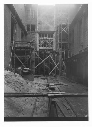 Industrie-Kraftwerk. Kesselhäuser, Zwischenhof während Bauarbeiten : Lauta (Niederlausitz). Industrie-Kraftwerk. Kesselhäuser, Zwischenhof während Bauarbeiten