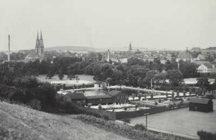 Oelsnitz, Stadtansicht : Oelsnitz. Stadtansicht mit Stadtkirche und Stadtbad, links Stadtkirche St. Jakobi, mitte Rathaus und St. Katharinenkirche auf dem Friedhof