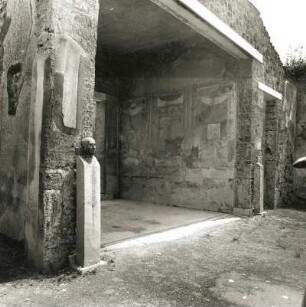 Pompeji. Haus des L. Caecilius Jucundus. Tablinum mit Herme (Kopie)