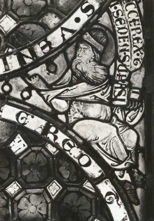 Erfurt. Barfüßerkirche. Chor. Farbige Glasfenster (nach der Restaurierung 1960). Südostfenster, Mittelbahn, Zeile 10: Zwei sitzende Propheten. Ausschnitt: rechter Prophet (spätromanisch)