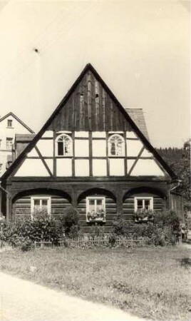 Umgebindehaus mit Fachwerk in Wehrsdorf : Tykowana dom ze stołom we Wernarjecach pola Šěrachowa