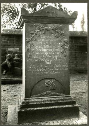 Kirchgarten. Grabstein der Frau Maria Helena Harder, +1806 und deren Tochter Maria Helena Harder, +1814
