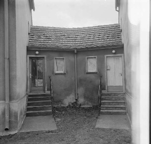 Vorhaus (Teil eines Verbindungsbaus) : Wohnhäuser (um 1925).Verbindungsbau mit Eingängen