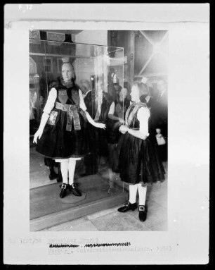 Frauen in Schwälmer Tracht im Museum