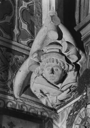 Zwei Figurenkonsolen — Konsole in Form eines jungen Mannes