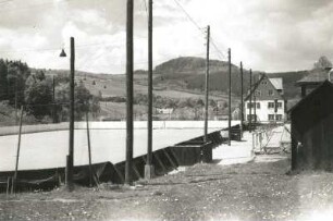 Geising, Lange Straße. Eisstadion. Blick gegen die Stadtkirche