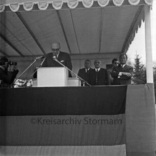 Friedrich-Ebert-Stiftung: Am Kratt: Heimvolkshochschule: Grundsteinlegung durch Bundeskanzler Willy Brandt: Rednertribüne: Bürgervorsteher Heinz Beusen hält Ansprache: Bundesminister für Wohnungsbau Lauritz Lauritzen, SPD-Landesvorsitzender Jochen Steffen, 20. April 1971
