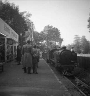 Dresden-Altstadt. Großer Garten. Ausflug mit der Pioniereisenbahn. Haltender Zug im Bahnhof "Freundschaft"