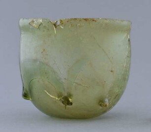 Halbkugeliger Glasbecher