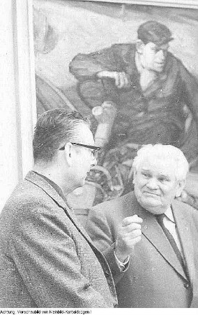 Paul Michaelis, Kunstmaler und Hochschullehrer in Dresden, während seiner Arbeit und im Gespräch mit dem Generaldirektor der Dresdner Museen, Max Seydewitz, 1962