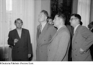 Dimiter Popoff (2.v.l.), Raitscho Kirkoff (2.v.r.) und Wassil Baeff (rechts) mit weiteren Gästen während einer Führung