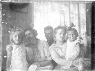 Gruppenbild mit zwei Frauen, zwei Mädchen und einem jungen Mann (Erinnerungsfoto für Hans und Etha Richter)