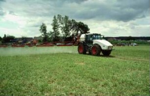 Fotografie: Pflanzenschutz, Feldspritze angebaut, Systemtraktor