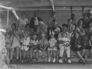 Kinderfest : Passagiere beim Kinderfest auf dem Dampfschiff Usambara